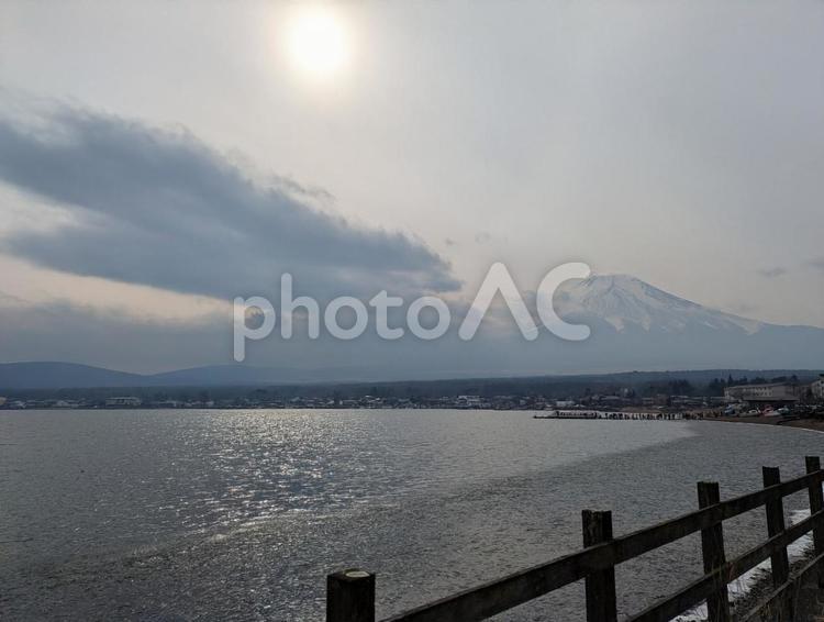 晴天の下の富士山と山中湖 湖,山中湖,富士山の写真素材