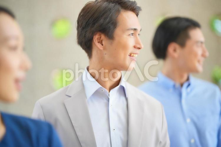 横を向いている3人のオフィスワーカー ビジネスマン,ビジネスウーマン,会社員の写真素材