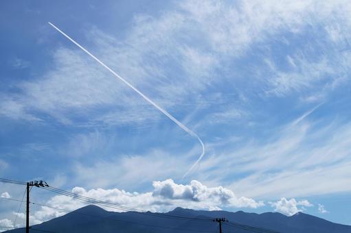 愛鷹山と飛行機雲 愛鷹山と飛行機雲の写真