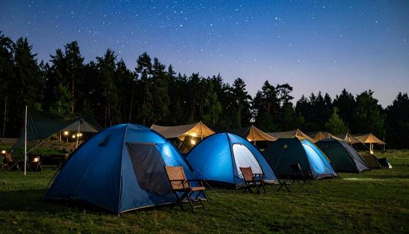 夜の星空の下のテントキャンプ 夜の星空の下のテントキャンプの写真