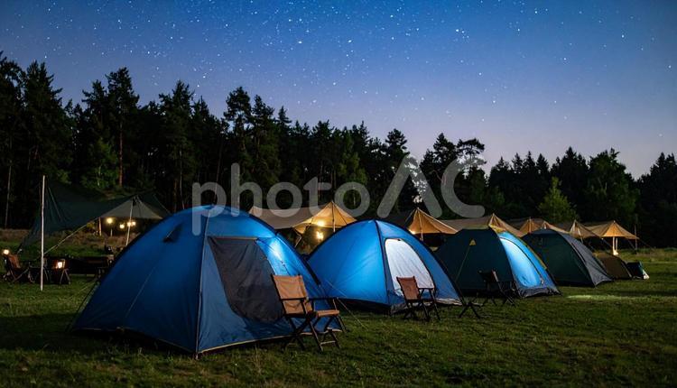 夜の星空の下のテントキャンプ キャンプ,テント,アウトドアの写真素材