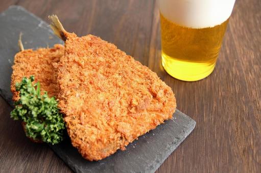 揚げたアジフライとビール 揚げたアジフライとビール アジフライ,魚,揚げ物の写真素材
