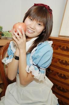 りんごを持つ少女 りんごを持つ少女の写真