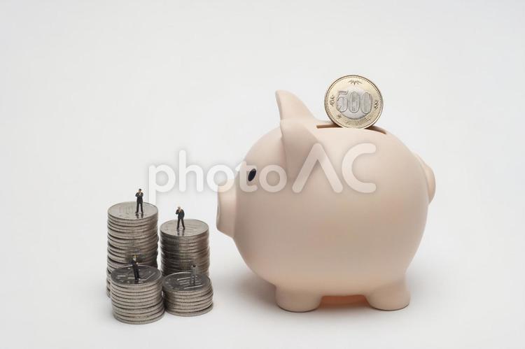 豚の貯金箱とコインとジオラマ人形 貯金箱,ピンク,ぶたの写真素材