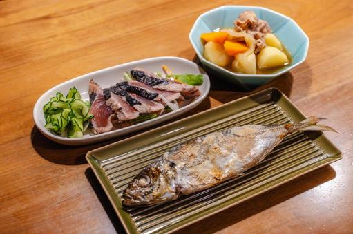 焼き魚と肉じゃがの夕食 焼き魚と肉じゃがの夕食 焼き魚,肉じゃが,煮物の写真素材