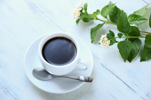 1杯のコーヒー 俯瞰 白テーブル 1杯のコーヒー 俯瞰 白テーブルの写真