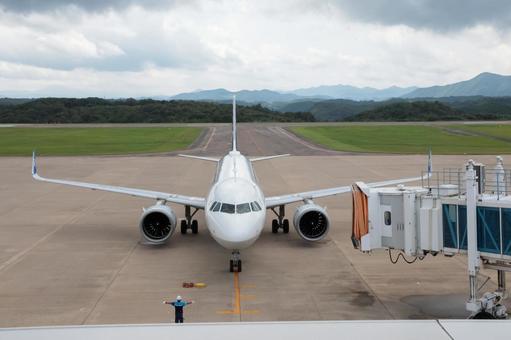 石見空港ターミナルでタキシングする旅客機の写真