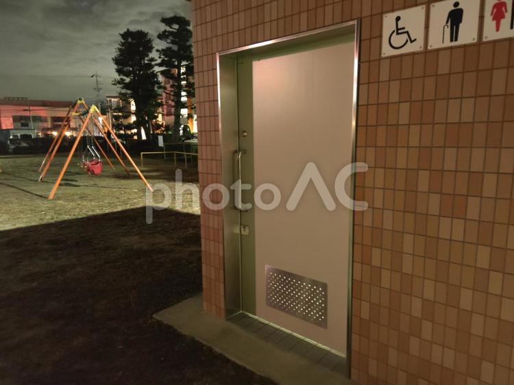 夜の公園のトイレ 遊具,公園,無人の写真素材
