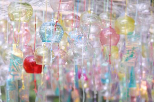 夏のキラキラのガラスの風鈴 夏のキラキラのガラスの風鈴 風鈴,夏,ガラス風鈴の写真素材