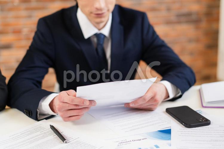 両手で書類を持つ人の手 男性,書類,持つの写真素材