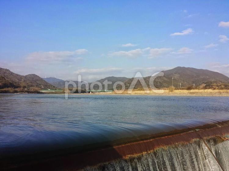 堰と山並みの風景 堰,河川,水辺の写真素材