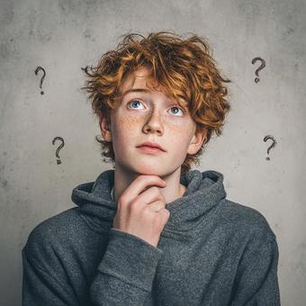 疑問を抱く、若者の姿の写真