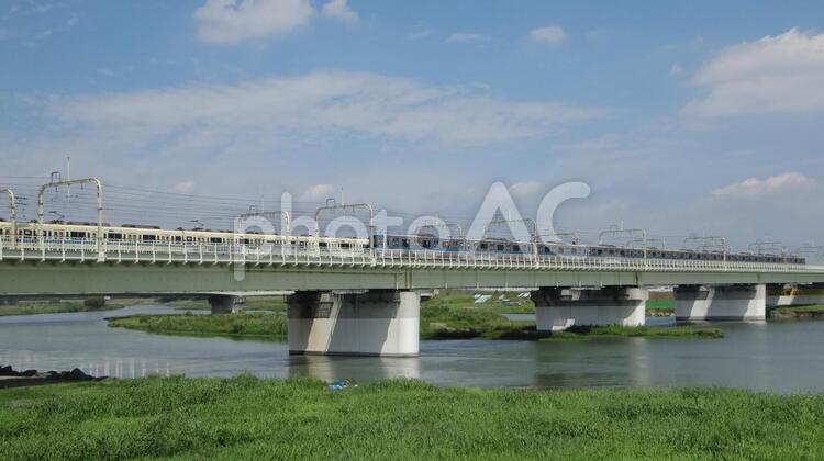 多摩川の鉄橋を行きかう小田急線 小田急線,多摩川,橋の写真素材