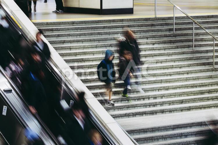 エスカレーターと階段を下りる人々 エスカレーター,交通,交通手段の写真素材
