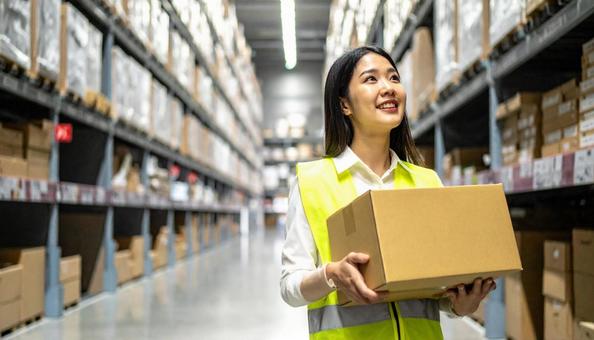 段ボールを運ぶ女性 物流イメージ 段ボールを運ぶ女性 物流イメージの写真