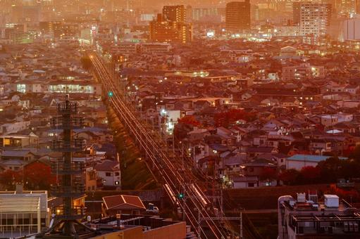 夕焼けに染まる街並みと線路 夕焼けに染まる街並みと線路の写真