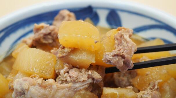 自家製・豚バラ大根（食べるシーン） 豚バラ大根,自家製,大根の写真素材