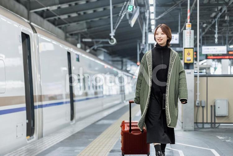 新幹線に乗って旅行に出かける女性 女性,人物,旅行の写真素材