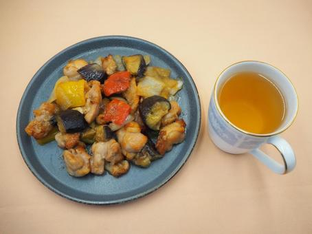 家庭料理・鶏肉と彩り野菜のみぞれ炒め 鶏肉と彩り野菜のみぞれ炒め,家庭料理,鶏肉の写真素材