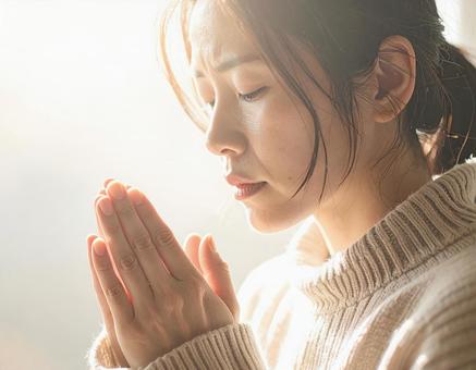 手を合わせる女性 手を合わせる女性の写真