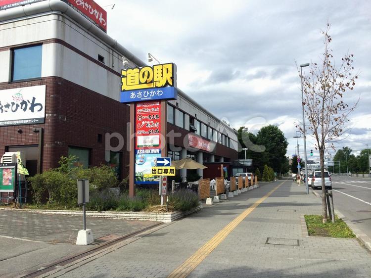 旭川の昭和通の歩道、道の駅あさひかわ 昭和通り,道の駅,あさひかわの写真素材