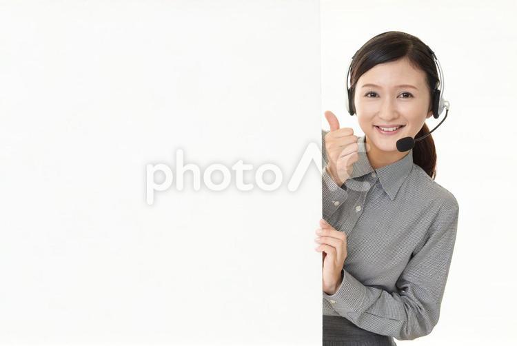 ホワイトボードを持つ笑顔のオペレーター 女性,オペレーター,女の写真素材