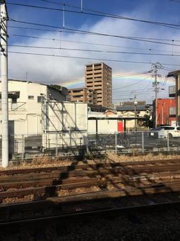 住宅街に大きな虹がかかる 住宅街に大きな虹がかかる 街,虹,電線の写真素材