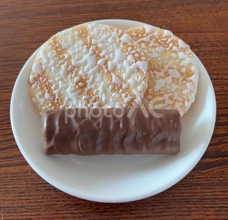 雪の宿とクッキー＆クリームチョコレート お菓子,雪の宿,クッキー＆クリームチョコレートの写真素材