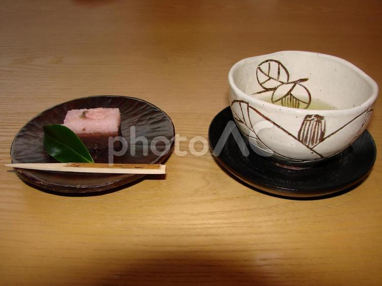 桜ようかんと煎茶 和菓子,ようかん,羊羹の写真素材
