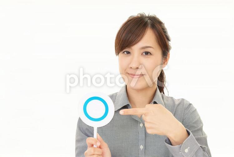 丸のマークを持つ女性 丸,正解,女性の写真素材