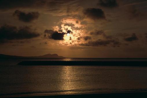 <五島の風景>夏の夜明けの海から昇る朝日 <五島の風景>夏の夜明けの海から昇る朝日の写真