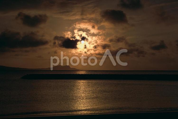 ＜五島の風景＞夏の夜明けの海から昇る朝日 風景,海,海岸の写真素材
