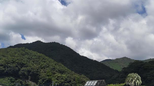 道の駅かまえ から見た夏空と山々 道の駅かまえ から見た夏空と山々の写真