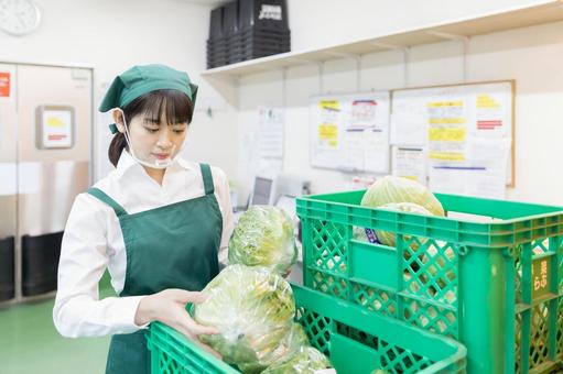 スーパーの裏方で働く人々 商品受け入れ スーパーの裏方で働く人々 商品受け入れ スーパー,スーパーマーケット,バックヤードの写真素材