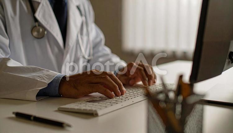 病院で電子カルテに入力する男性の手もと 医療,病院,医者の写真素材