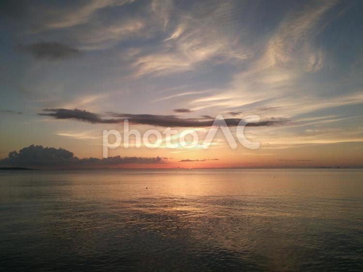 沖縄の海に沈む夕日 自然,海,夕焼けの写真素材