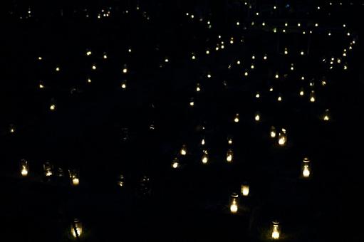 暗闇に点在するキャンドルの光 キャンドル,ランタン,夜の写真素材