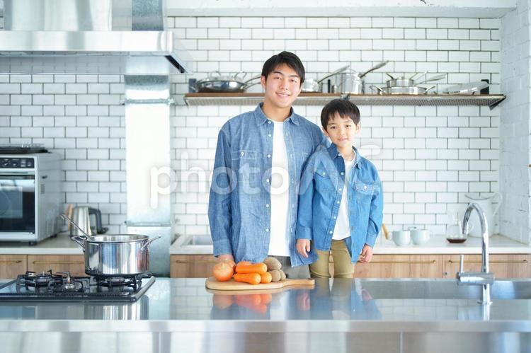カメラ目線の親子と野菜 男性,親子,笑顔の写真素材