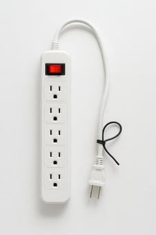 白い電源タップとプラグ 白い電源タップとプラグの写真