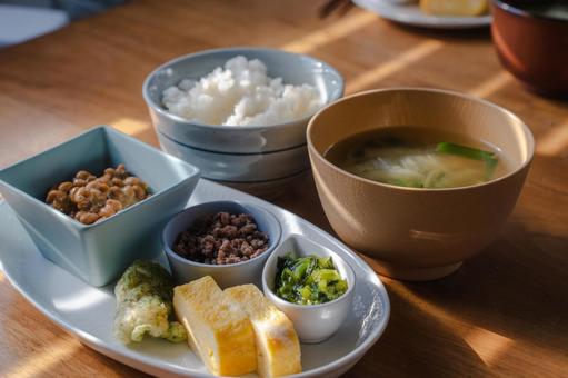 和食の朝食セット ご飯と味噌汁と納豆 和食の朝食セット ご飯と味噌汁と納豆 朝食,朝ごはん,和食の写真素材