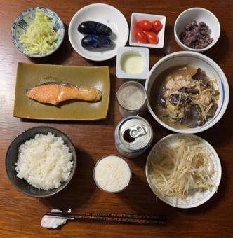 ご飯と焼き銀鮭と豚肉と空芯菜炒め等の夕食 ご飯と焼き銀鮭と豚肉と空芯菜炒め等の夕食 夕食,ご飯,あきたこまちの写真素材