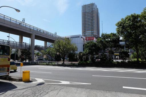 青空の東戸塚駅東口の風景、街並、連絡橋 東戸塚駅,東口,歩道橋の写真素材