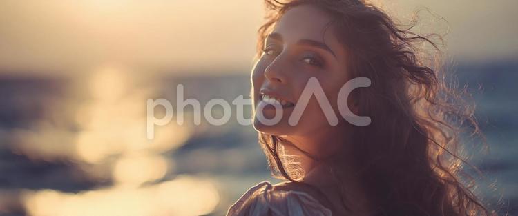 光を浴びる美しい横顔 女性,横顔,夕焼けの写真素材
