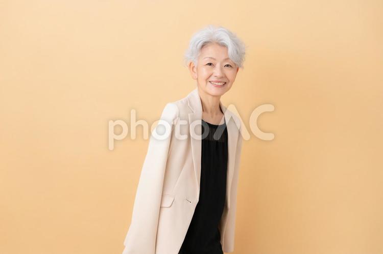ベージュバックのシニアのビジネスウーマン ビジネス,女性,シニアの写真素材