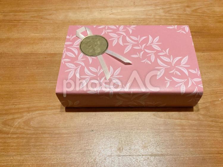ピンクの包紙でラッピングされたプレゼントのイメージ ピンクの包紙紙,プレゼント,お返しの写真素材