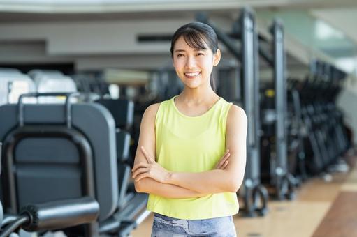 ジムでトレーニングする若い女性 ジム,フィットネス,トレーニングの写真素材