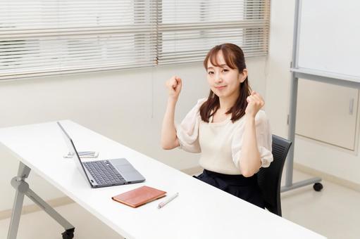 オフィスのガッツポーズ女性はパソコン操作 オフィスのガッツポーズ女性はパソコン操作 ビジネス,オフィス,女性の写真素材