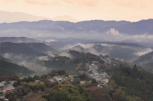 吉野山の風景 金峯山寺 吉野山の風景 金峯山寺 紅葉,秋,吉野山の写真素材