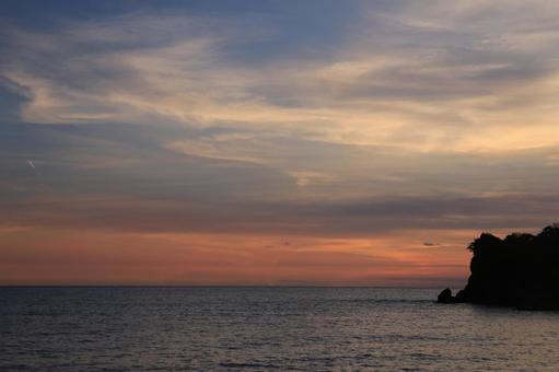 西伊豆町の素晴らしい海岸線の夕陽の写真