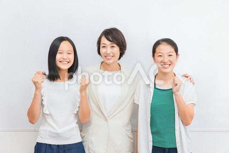 スーツを着た女性と子供（先生と生徒） 学校,先生,塾の写真素材